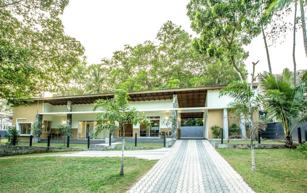 Temple Pond Villa Colombo ピリヤンダラ エクステリア 写真
