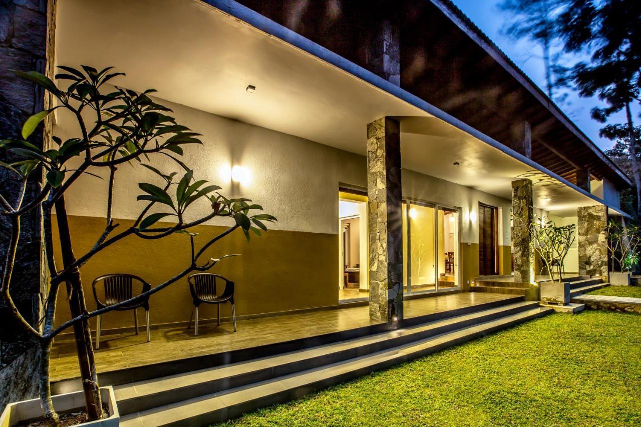 Temple Pond Villa Colombo ピリヤンダラ エクステリア 写真