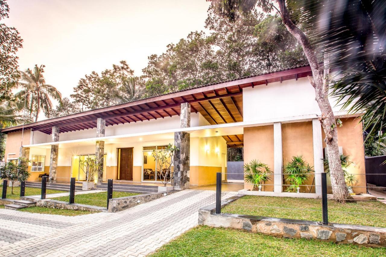 Temple Pond Villa Colombo ピリヤンダラ エクステリア 写真