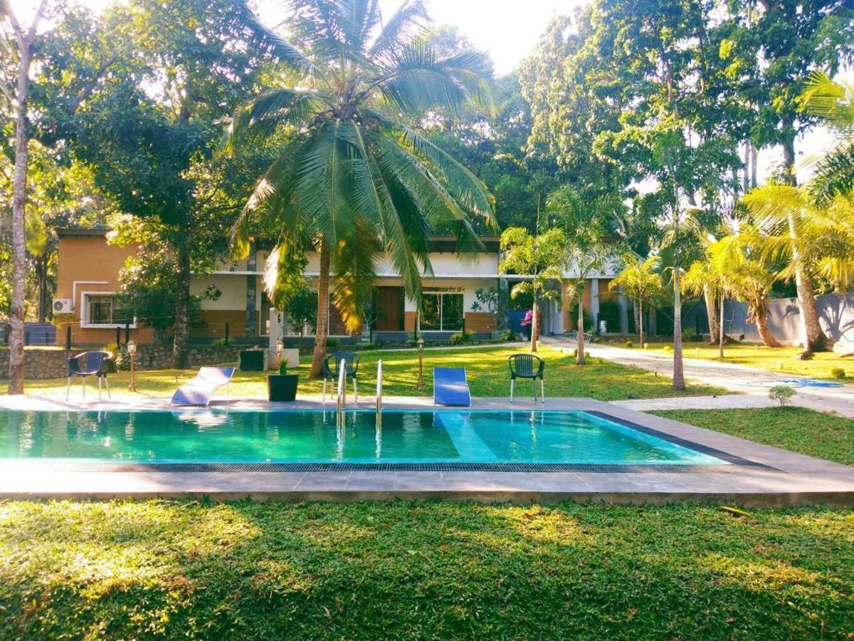 Temple Pond Villa Colombo ピリヤンダラ エクステリア 写真