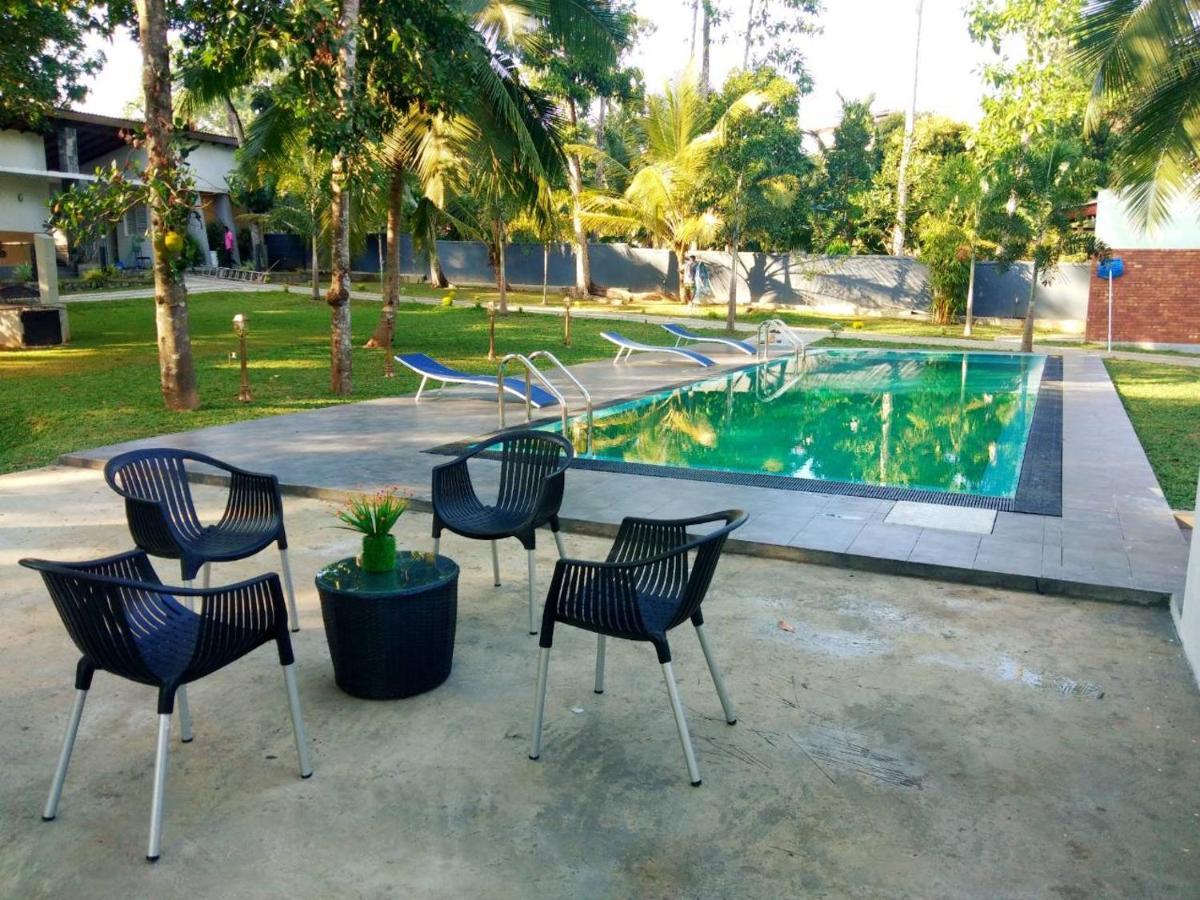 Temple Pond Villa Colombo ピリヤンダラ エクステリア 写真