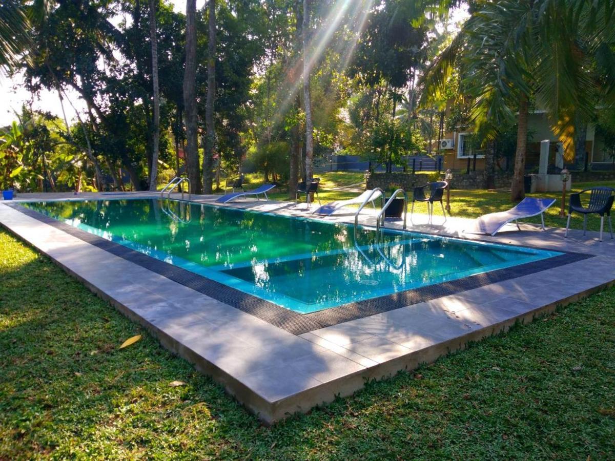 Temple Pond Villa Colombo ピリヤンダラ エクステリア 写真