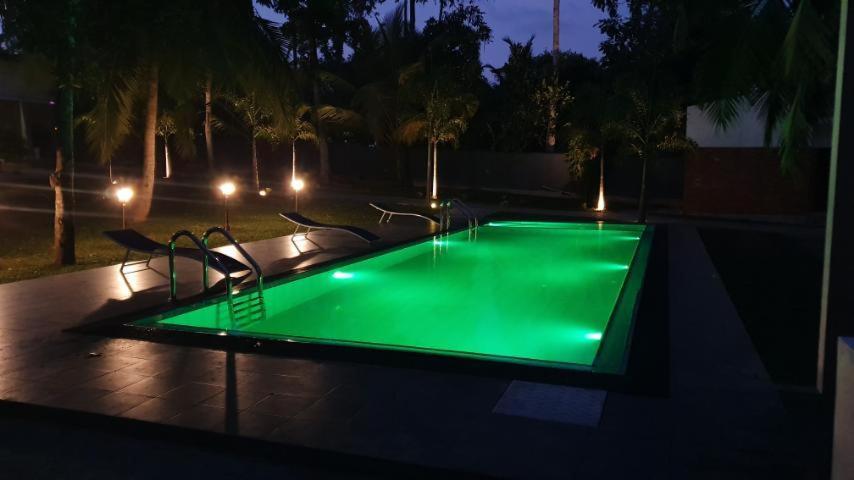 Temple Pond Villa Colombo ピリヤンダラ エクステリア 写真